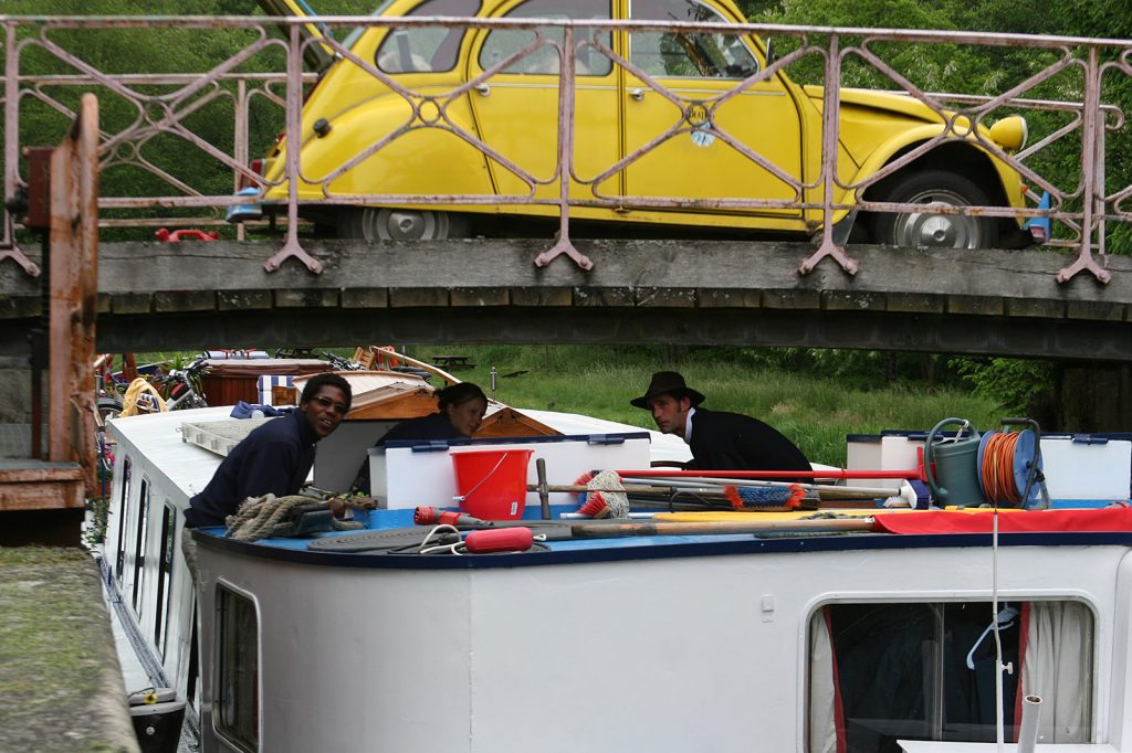 Die «Art de Vivre» unter der Brücke bei Schleuse 16 versant Saône