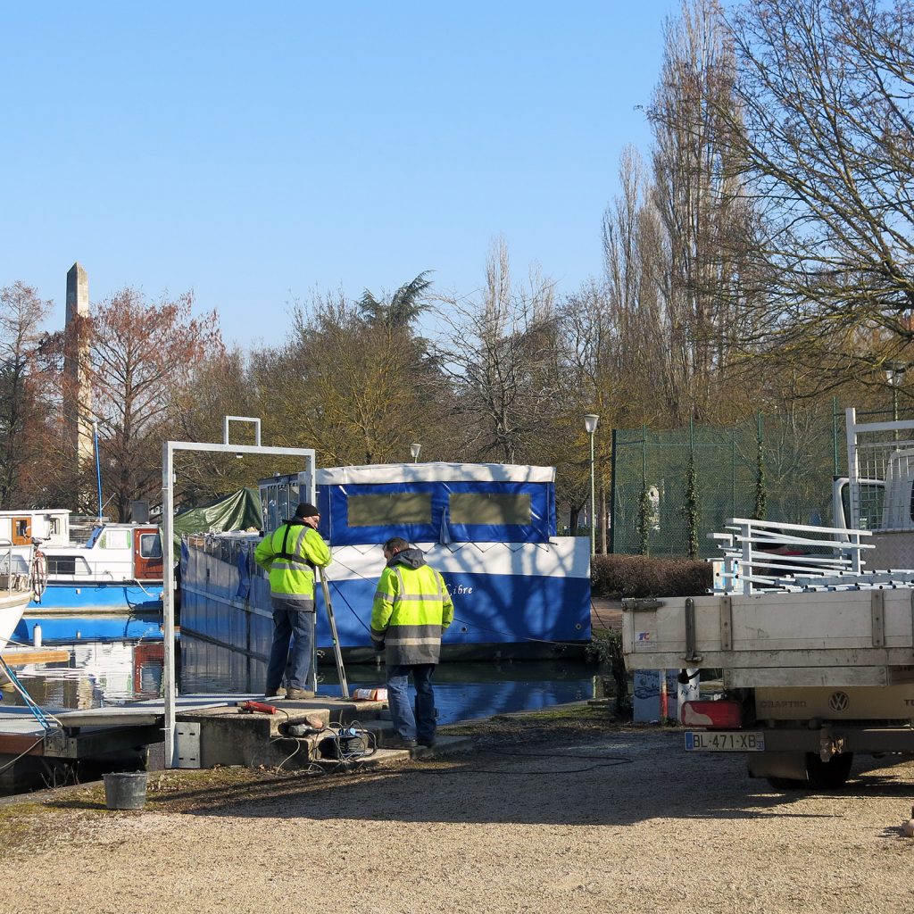 Im Hafen von Dijon werden Gitter gegen Einbrecher montiert