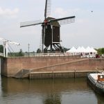 Der historische Hafen von Heusden (Niederlande, Provinz Brabant) mit seiner engen Einfahrt