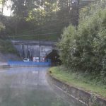 Einfahrt zum Tunnel von Mauvages (Canal de la Marne au Rhin) mit Schleppfahrzeug