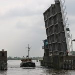 M.S. Kinette passiert die Leimuider-Brücke
