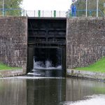 Eine der mächtigen Schleusen des Canal de Roanne à Digoin