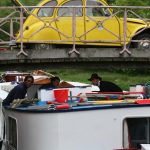 Hotelschiff unter einer Brücke in der Schleusentreppe von Sardy (Nivernais)