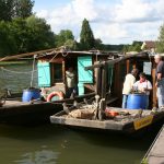 Die Besatzung wird vor jeder Schleuse mit Wein aufgetankt