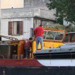 Bei einem Lastschiff wird das Steuerhaus wegen der niedrigen Brücken abgebaut