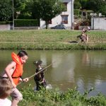 Das Seilziehen über den Kanal ist eine feuchtfröhliche Angelegenheit