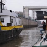 Klönschnack unter Schiffern in einer Grossschleuse auf dem Amsterdam-Rhein-Kanal