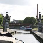 Begegnung mit einem Hotelschiff beim pont canal de Briare