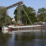 Eine Péniche (38.5 x 5.05 m) wird mit ca. 360 Tonnen Kies beladen