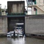 Frachtschiff verlässt Canal du Nord-Schleuse