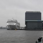 Kreuzfahrtschiff an der Reede in Amsterdam