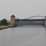 Schutztor wird geschlossen. Mittellandkanal bei Haldensleben (D)