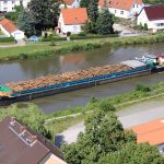 Holztransport auf dem Mittellandkanal bei Genthin (D)