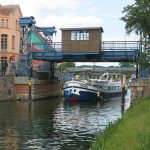 Die französische «Exocet» unter der Hebebrücke von Plau am See