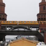 Die Oberbaumbrücke in Berlin mit der S 1 in der 1. Etage