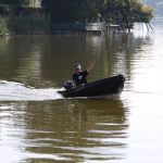 Der Kapitän im Beiboot unterwegs