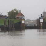 Die quer zur Strömung stehende Schleuse von Weener (Ems)