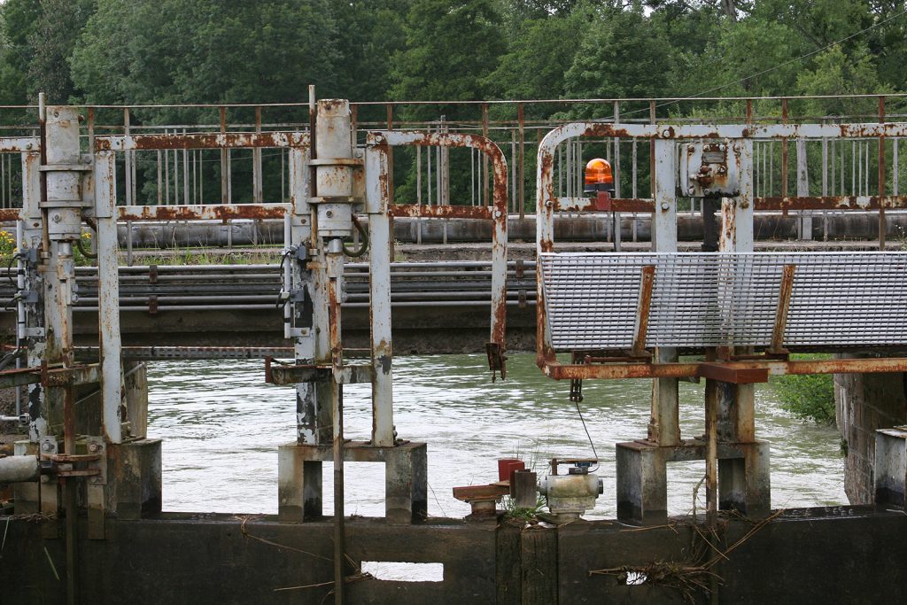 Schleusentor der Schleusentreppe im Canal des Ardennes