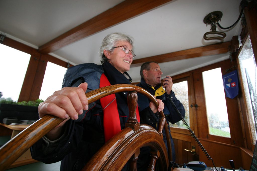 Beim Funkverkehr mit der Amsterdamer Binnenschifffahrtsbehördem