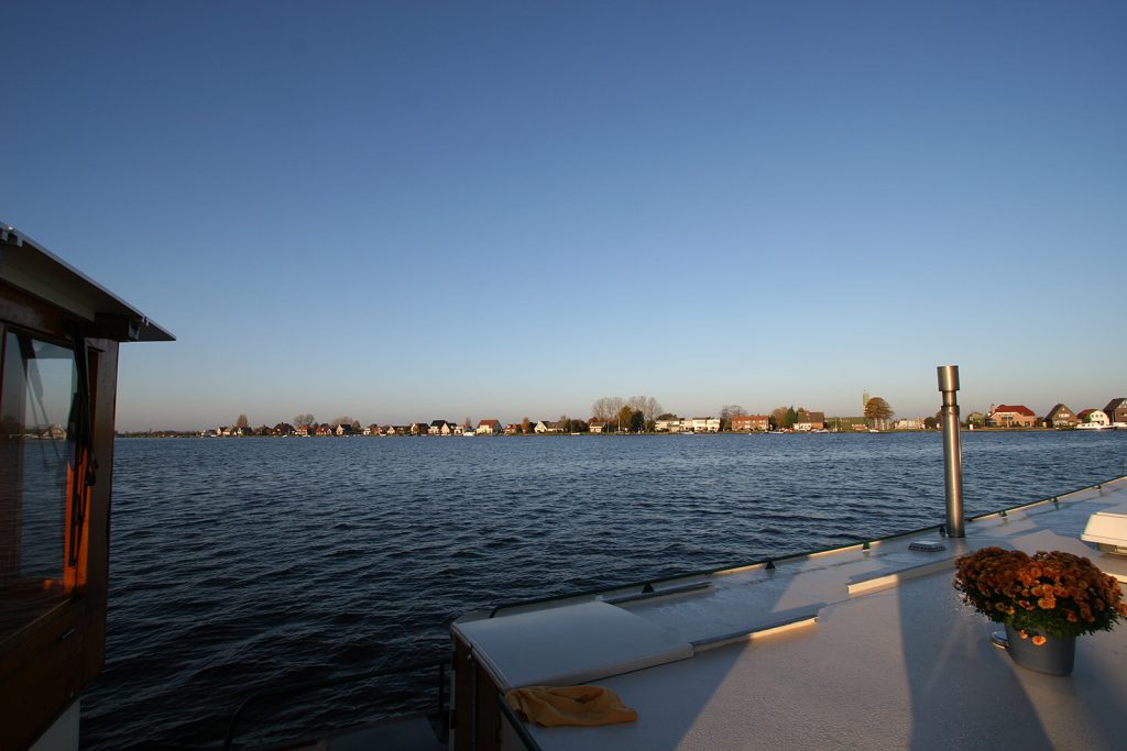 Sommerliches Spätherbstwetter – Ausblick von unserem Liegeplatz in Aalsmeer