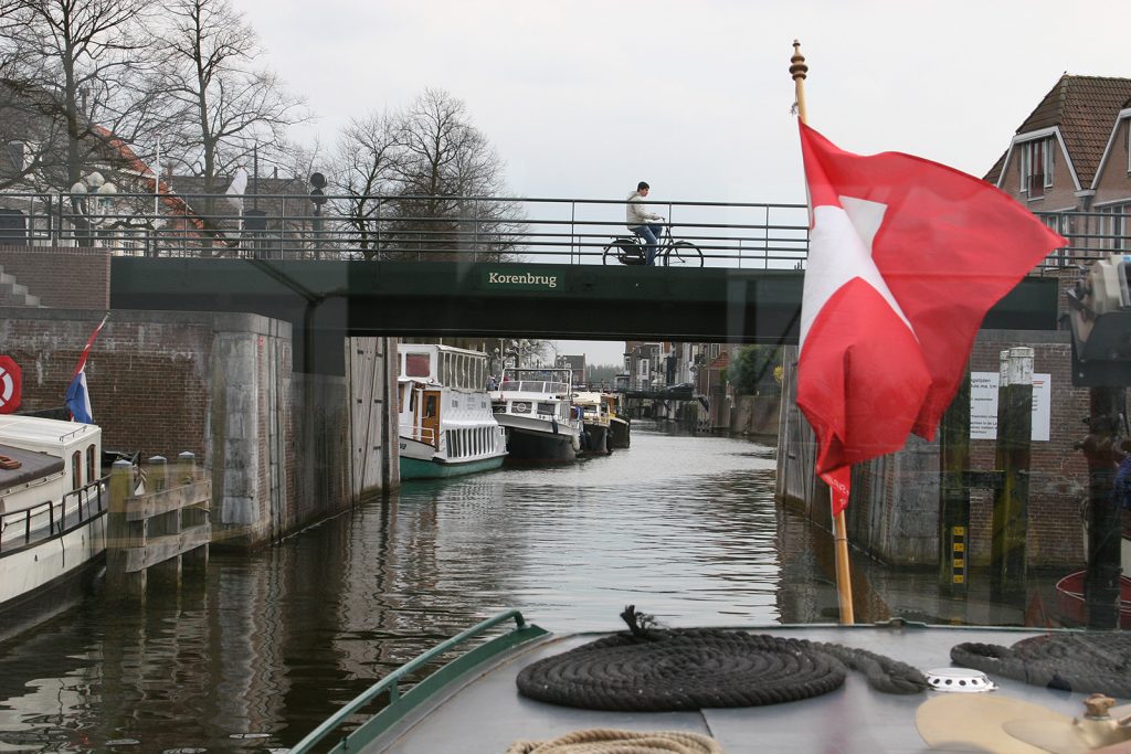 Rückwärts unter der Brücke durch...