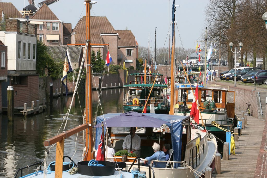 Die DBA-Flotte im Flaggenschmuck im Hafen von Gorinchem