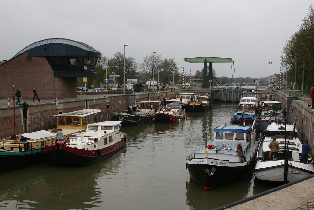 Die DBA-Flotte in der grossen Merwedeschleuse in Gorinchem