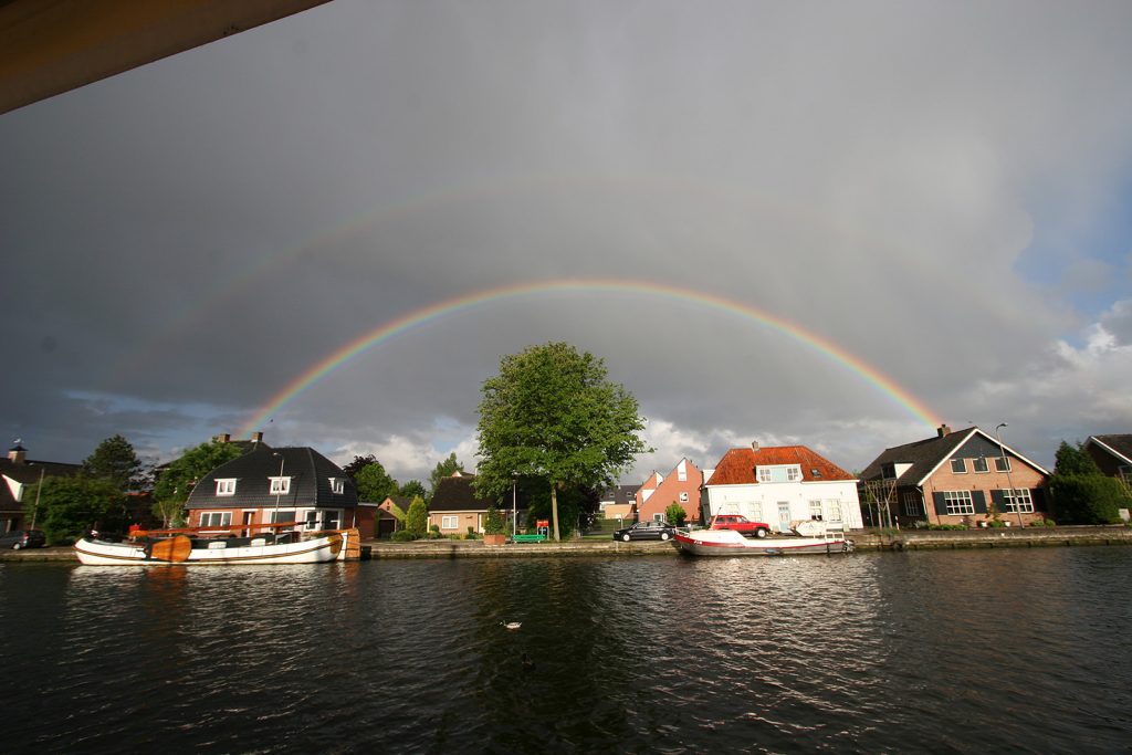 Doppelter Regenbogen über dem Quai von Oude Wetering