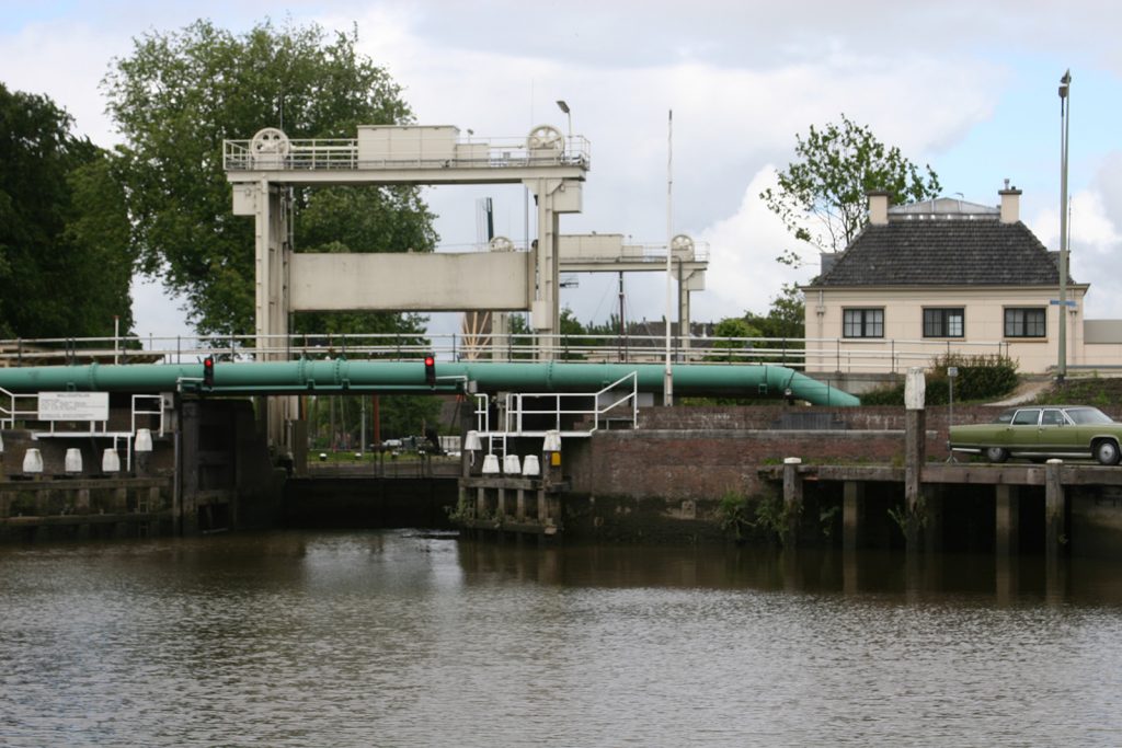 Die Mallegatschleuse in Gouda, von der Hollandsche IJssel aus gesehen