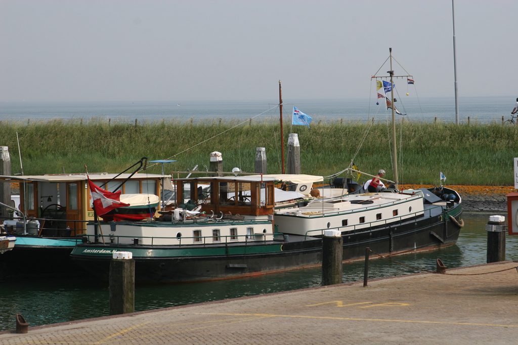 Im Hafen von Burghsluis. Hinter dem Deich die Nordsee