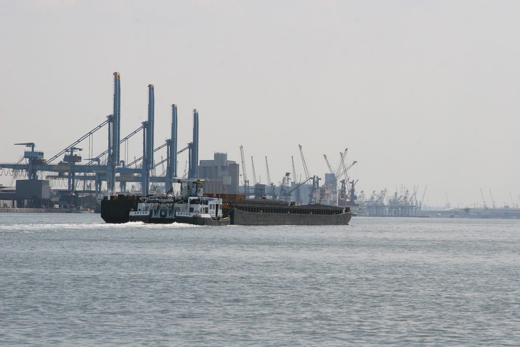 Ein grosser Schubverband im Hafen von Antwerpen