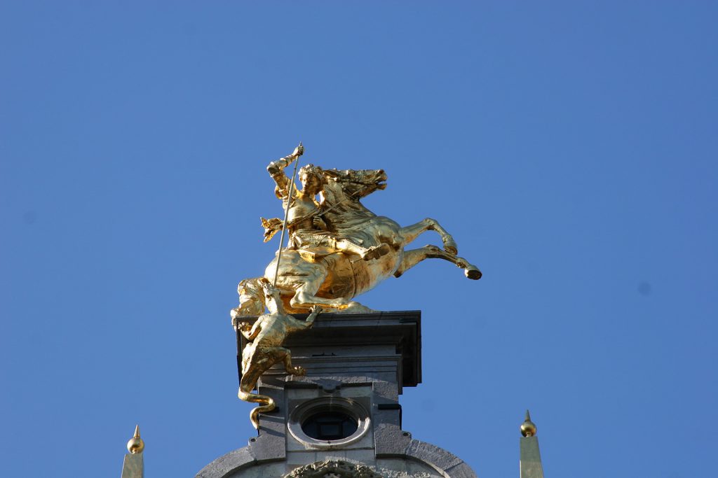 Die vergoldeten Giebelfiguren zeugen vom einstigen Reichtum