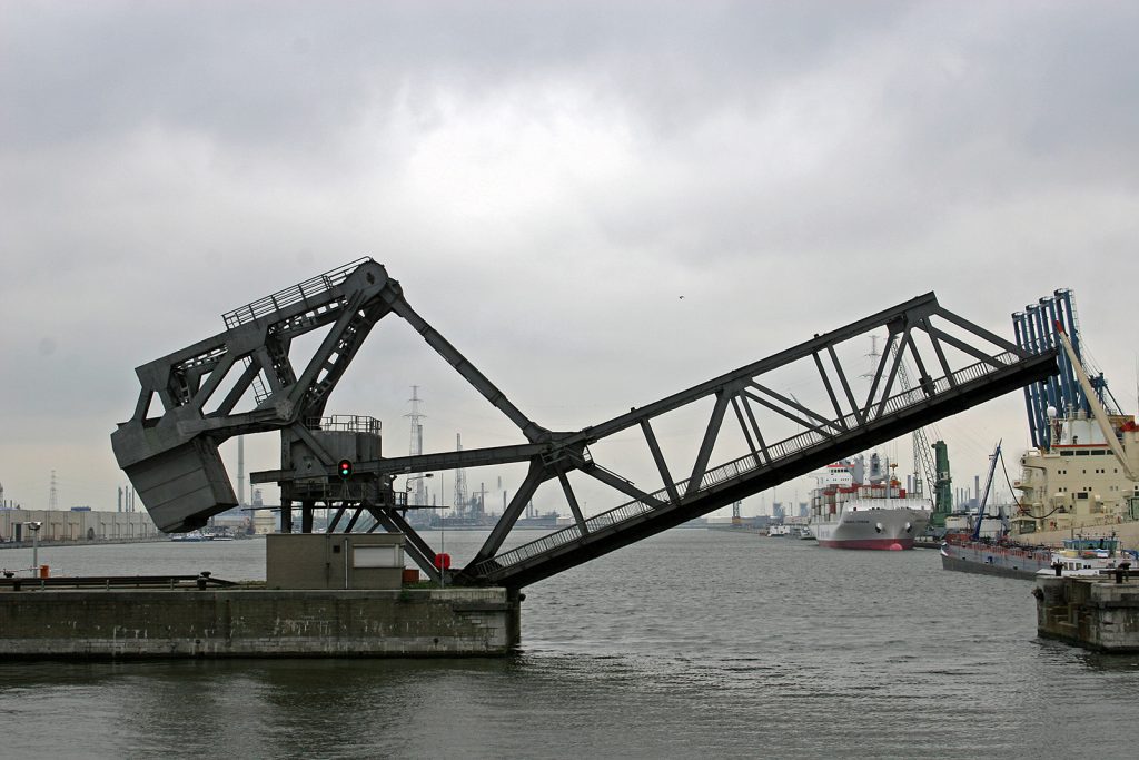 Eine Hebebrücke mit Gegengewichttechnik als technisches Kulturgut