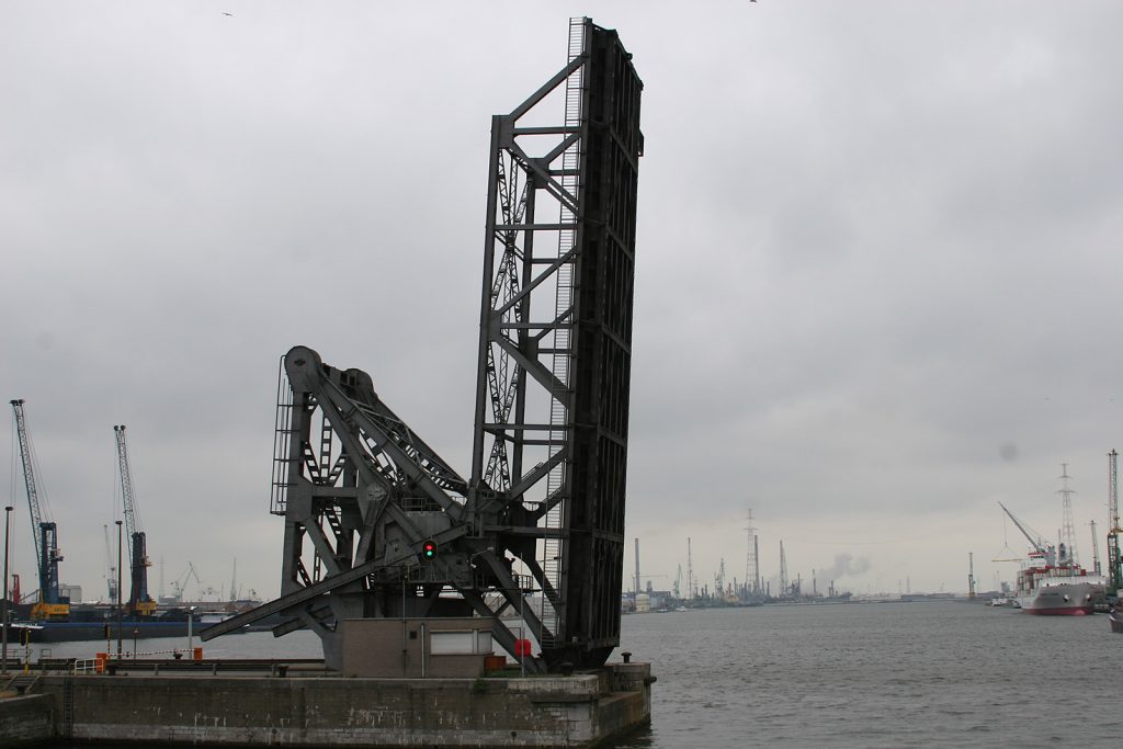 Die Gegengewichtskonstruktion ist zusammengefaltet, die Brücke offen