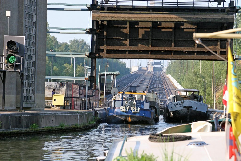 Einfahrt in die Wanne des Schrägliftes von Ronquières