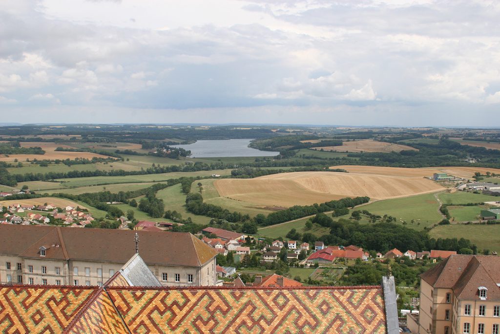 Blick über die Dächer von Langres, im Hintergrund ein Speisebecken des Kanals