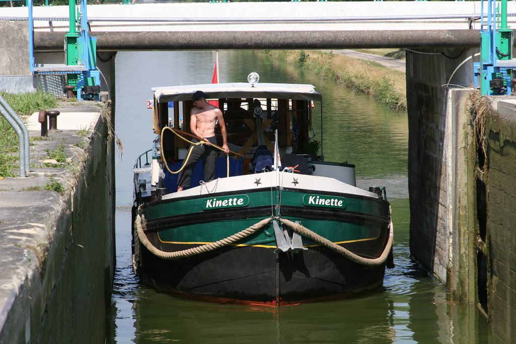 Präzisionsarbeit beim Einfahren in eine Schleuse