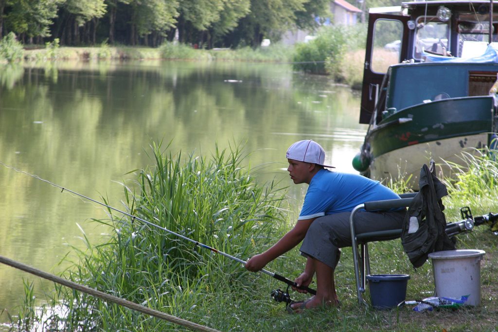 Fischen am Canal de la Marne à la Saône