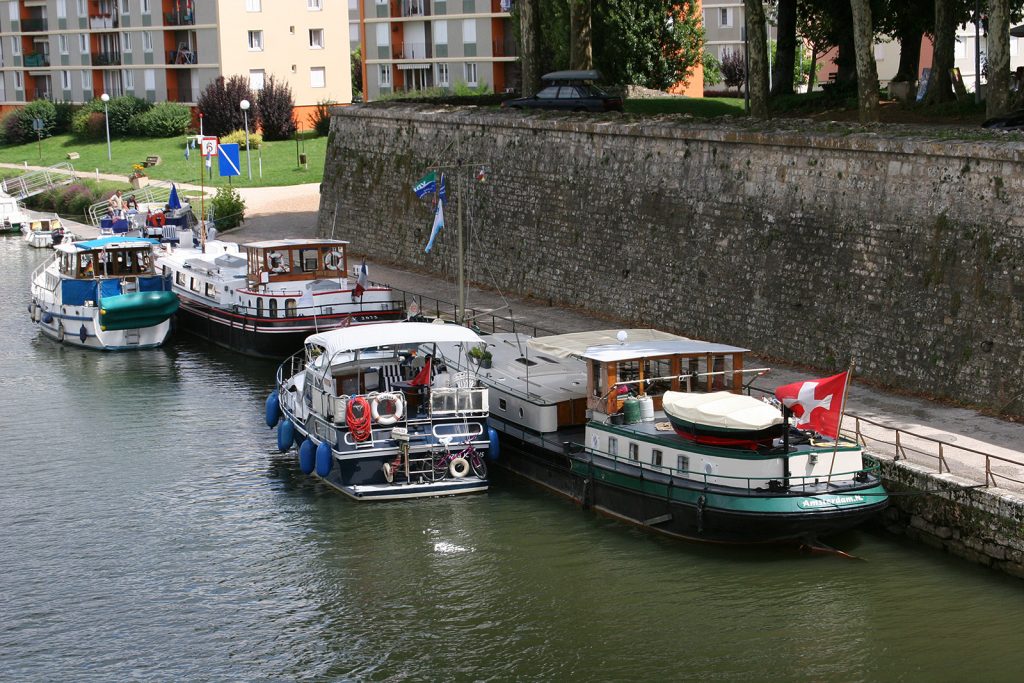 Am Quai die «Baron de l’Ecluse» und «Kinette», daneben schweizerische Jachten