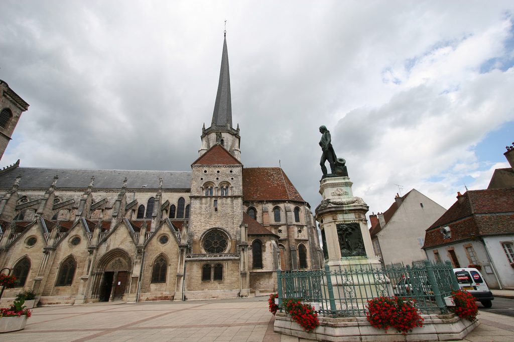 Kirche und Napoleon-Denkmal von Auxonne