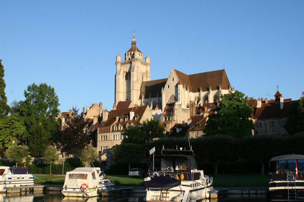 Hafen und Kathedrale von Dole