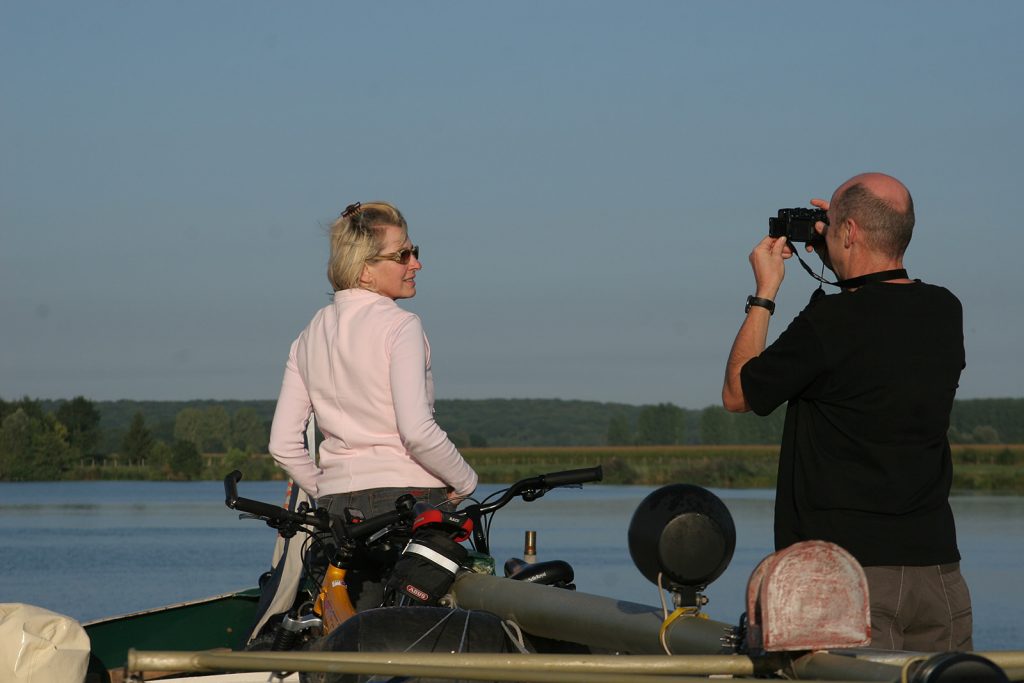 Unsere Gäste Ruth und Peter benützen die Fahrt auf der Saône für eine Fotosession