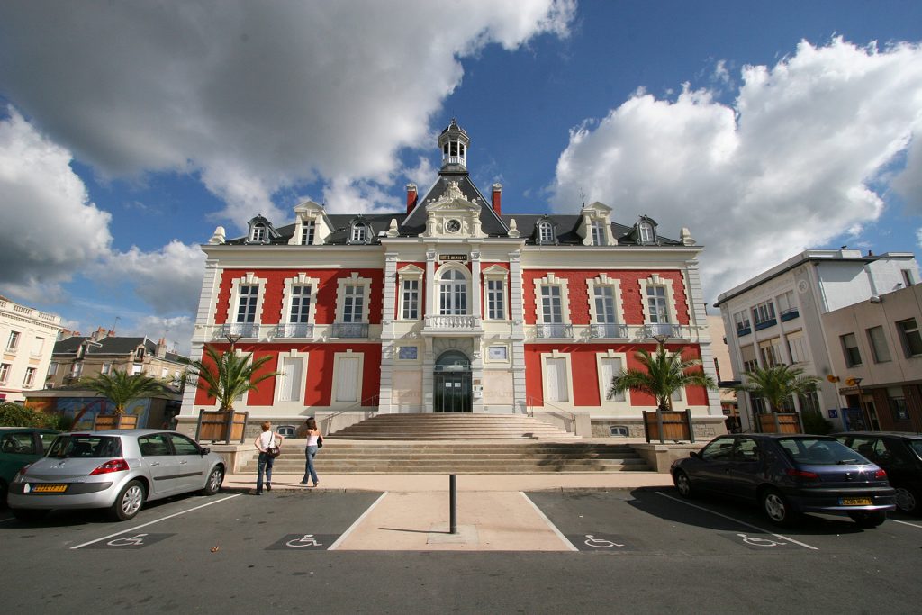 Das Hôtel de Ville von Montceau-les-Mines bei Tag...