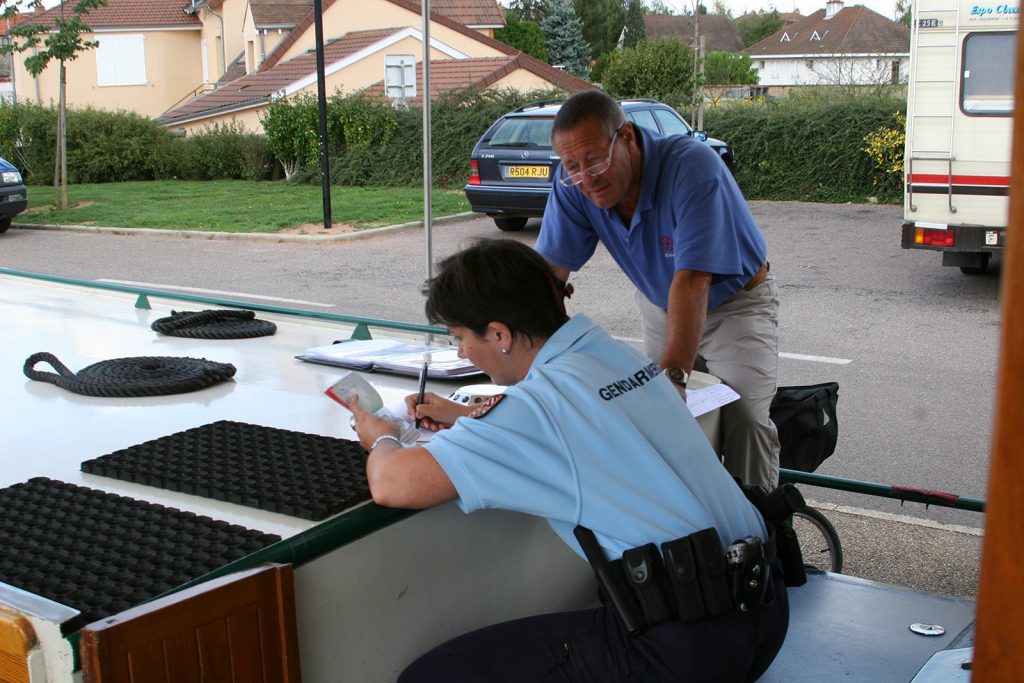 Befragung durch die Gendarmerie in Paray-le-Monial