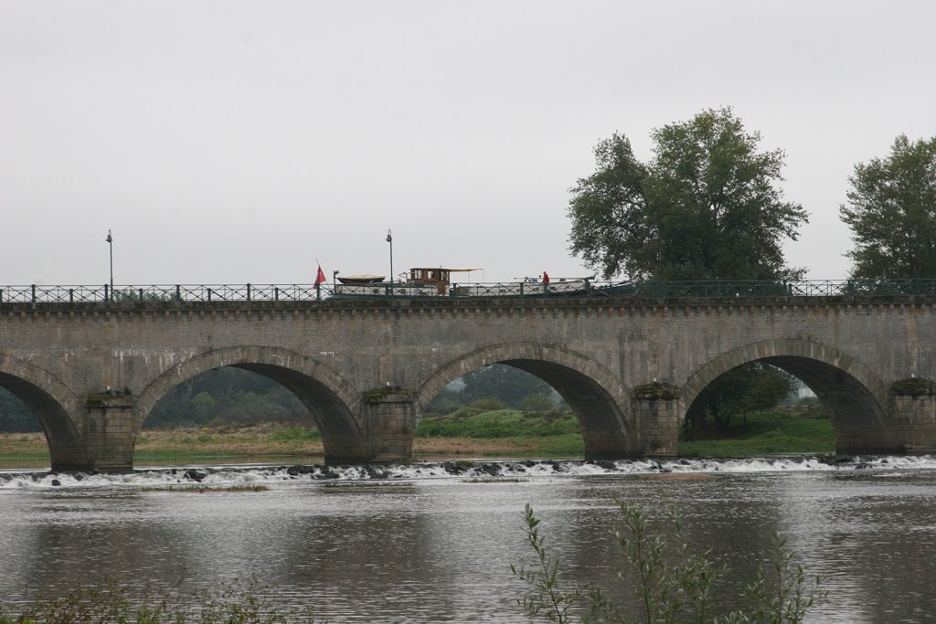 M.S. Kinette auf der Kanalbrücke von Digoin