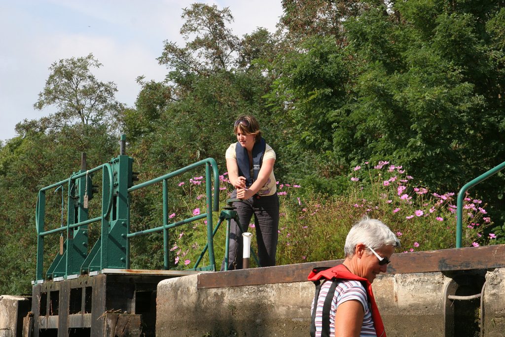 Die Schleusen am Loireseitenkanal werden noch von Hand bedient