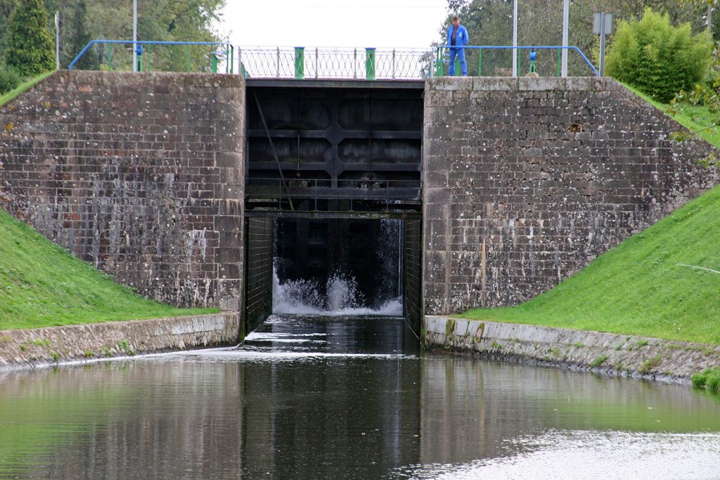 Die mächtige Schleuse von Chassenard mit 6 Meter Hub