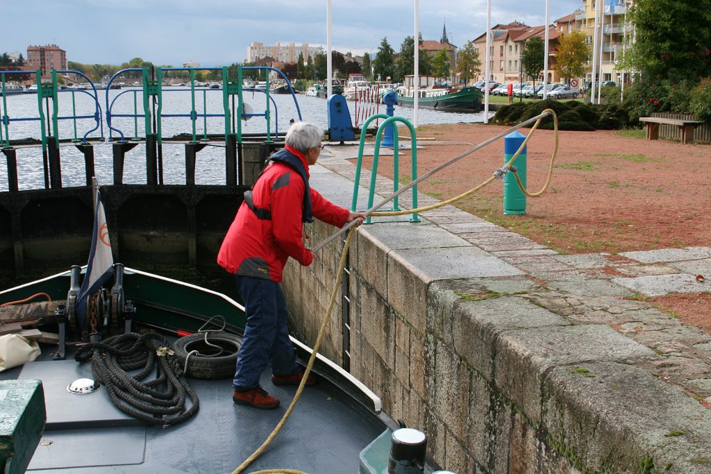 Die letzte Schleuse zum Hafenbecken von Roanne