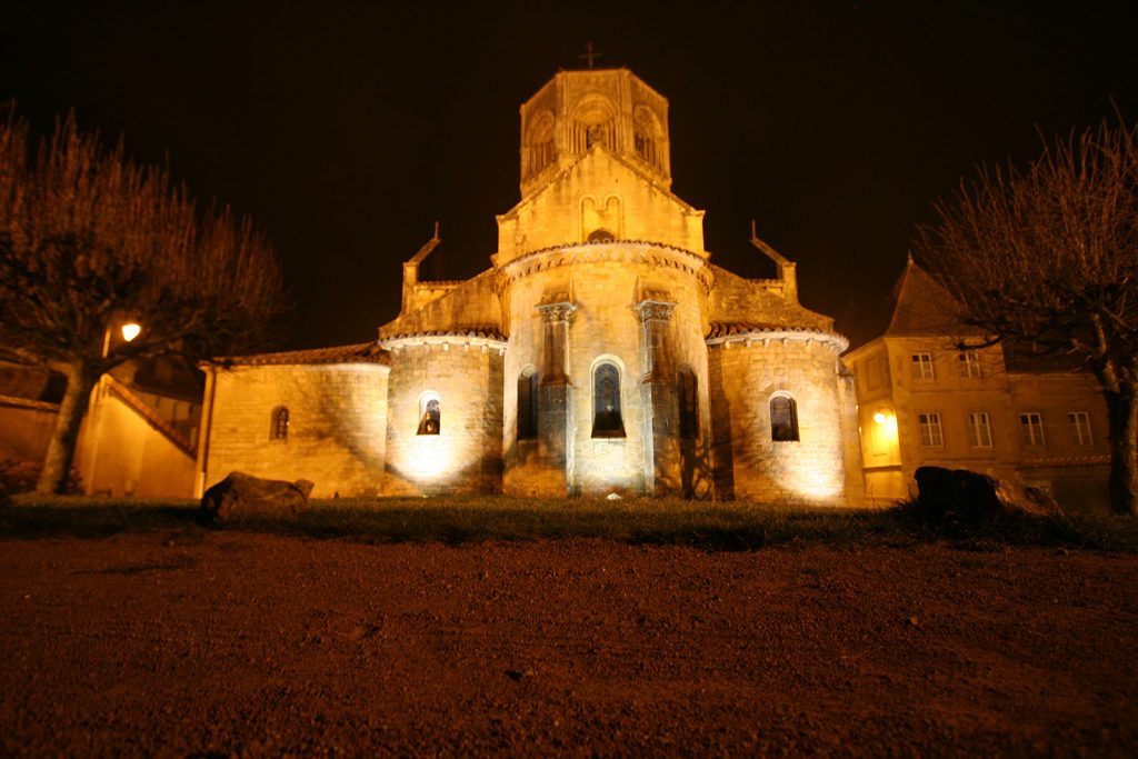 Die Kirche von Semur-en-Brionnais am Heiligen Abend