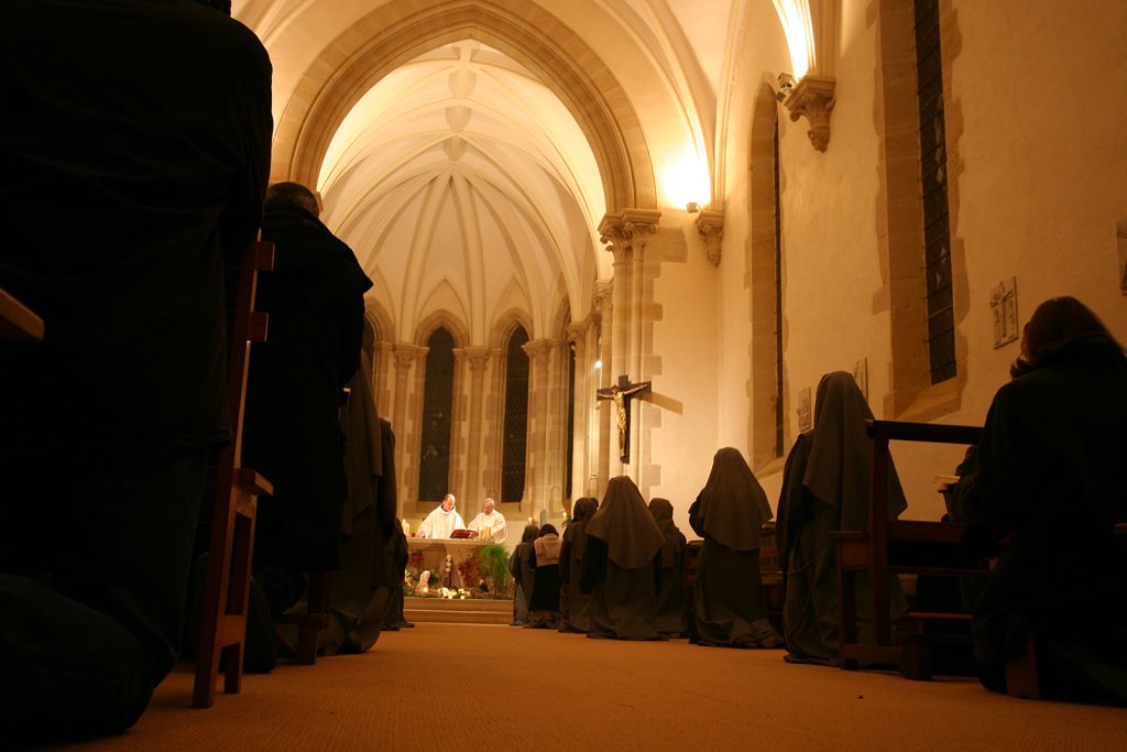 Mitternachtsmesse in der Klosterkapelle von Semur-en-Brionnais